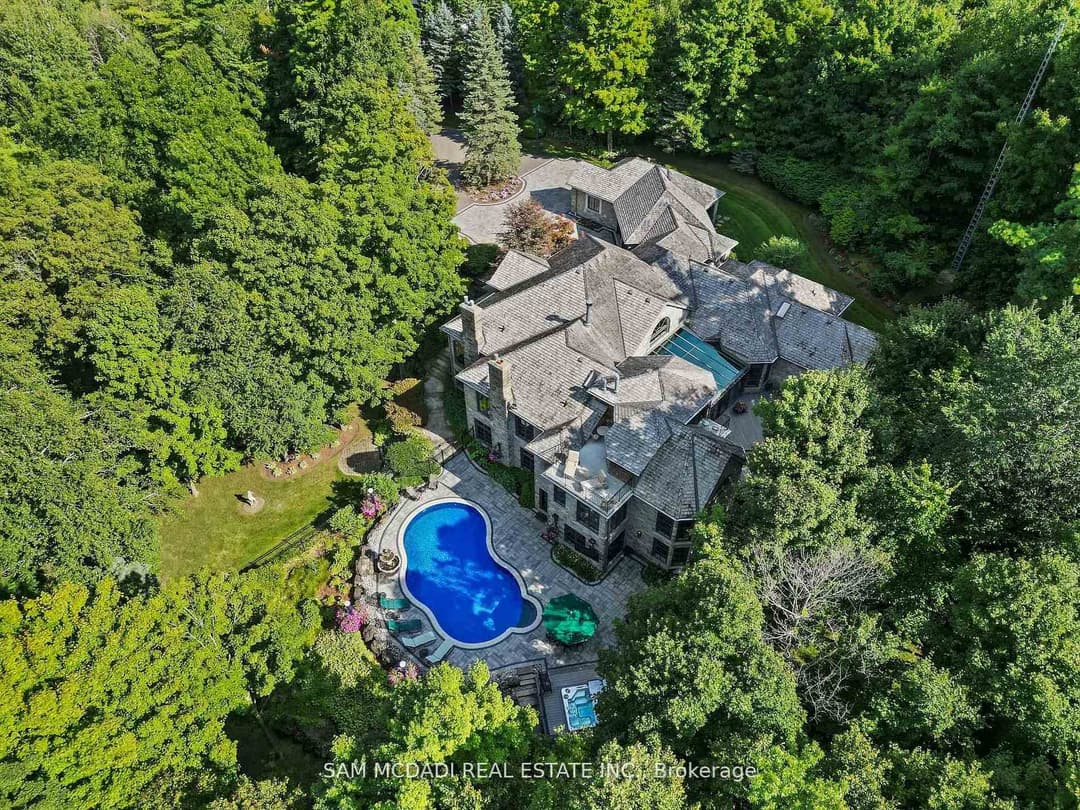 10140 Pineview Trail, Milton