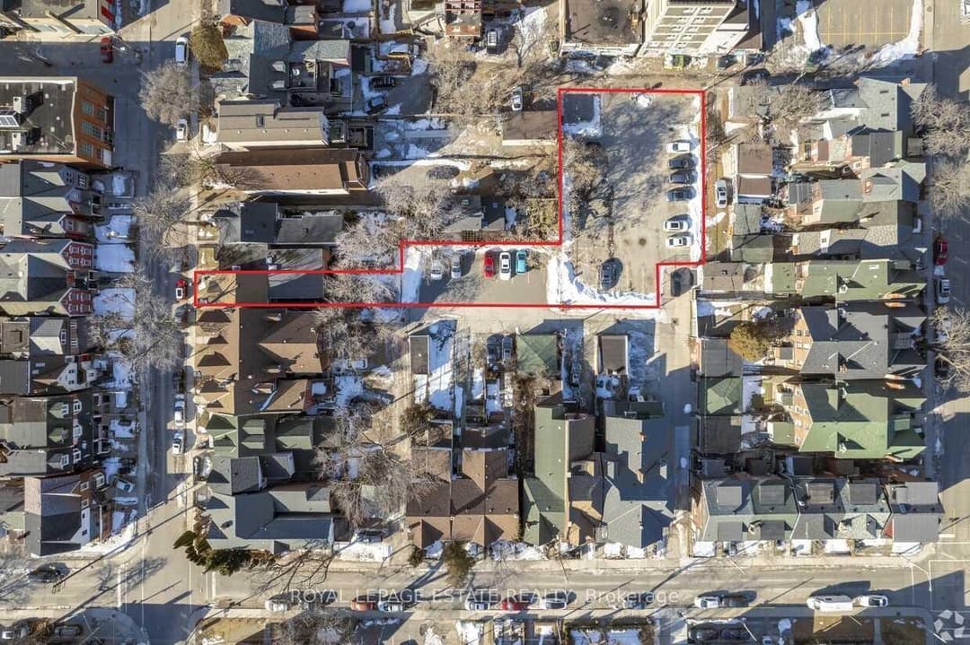 114 Baldwin Street, Downtown Toronto / Waterfront