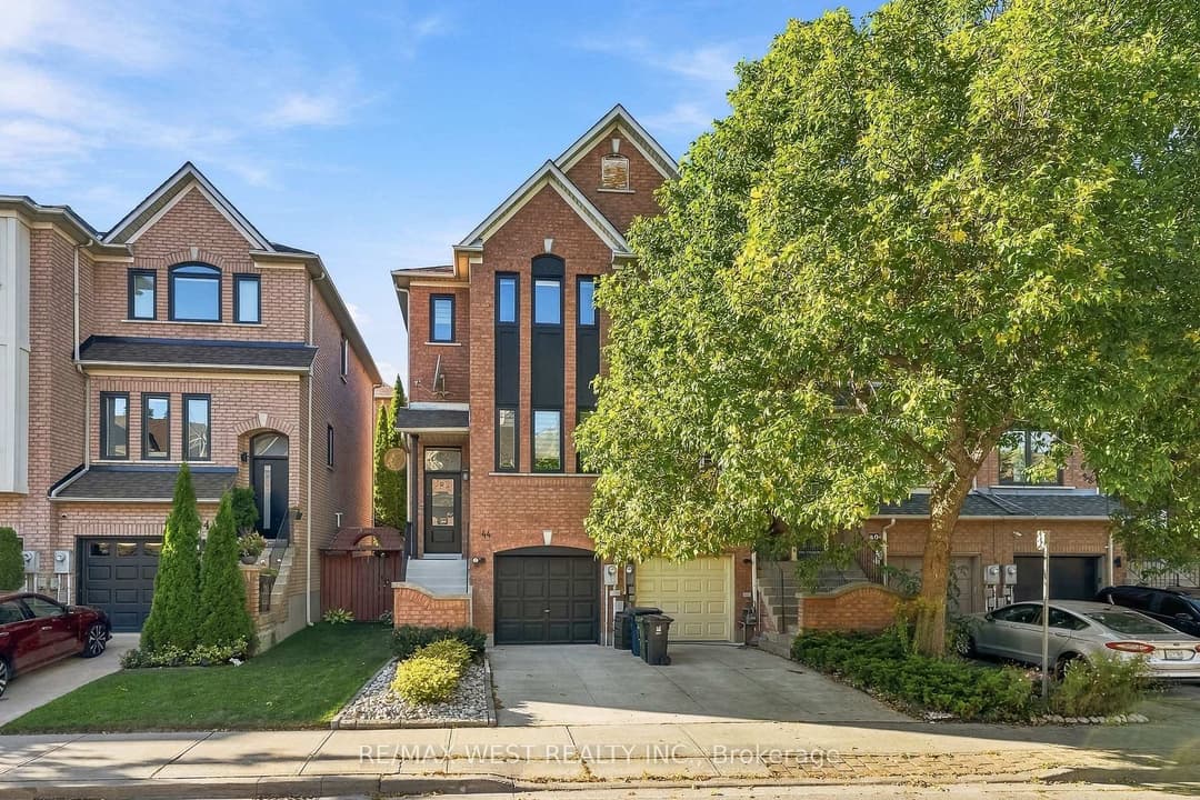44 Bluewater Court, Liberty Village / Parkdale / South Parkdale