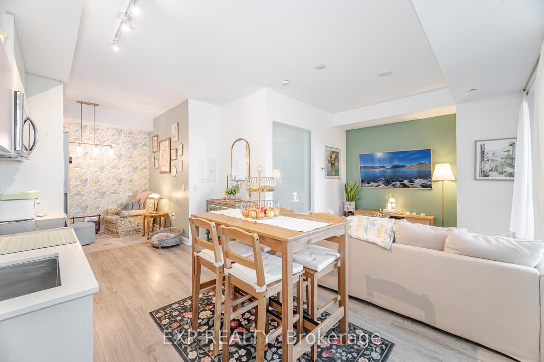25 Neighbourhood Lane Unit 812, Corso Italia / Dufferin Grove